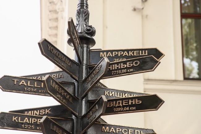 З Пам'ятного знаку міст-побратимів Одеси планують прибрати покажчики міст білорусі