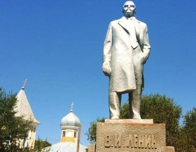 Полиция выясняет, почему в трех селах Болградского района еще стоят памятники Ленину