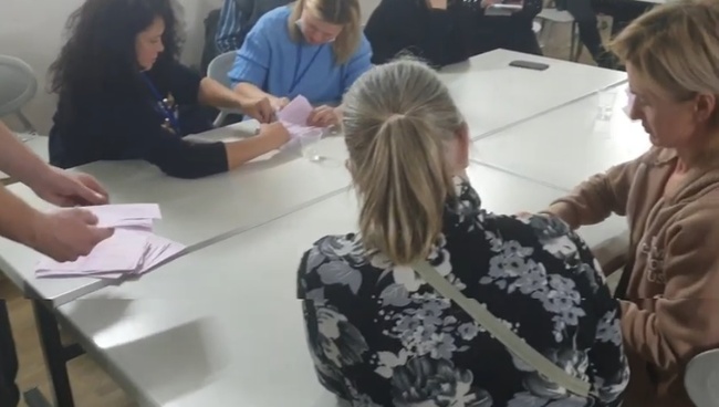 На виборчих дільницях в Одесі бюлетені рахують одночасно кілька членів комісії