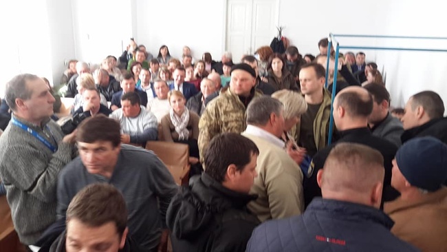 На сессии Татарбунарского райсовета сломали кабинку для голосования по поводу отставки главы райадминистрации (ОБНОВЛЕНО)