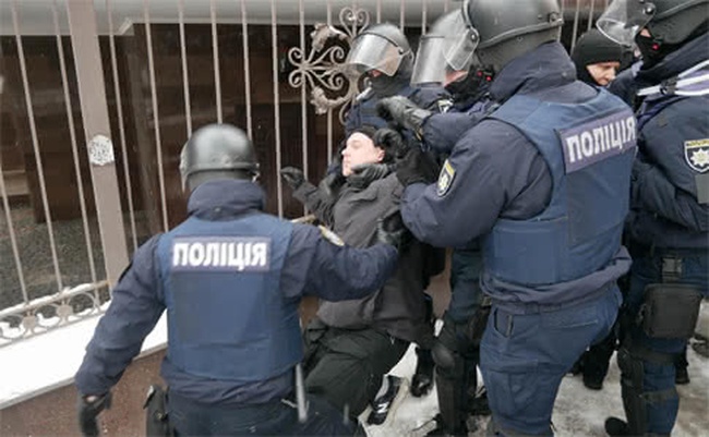 У здания, где судят мэра Одессы, митингующие дерутся с полицией