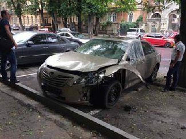 Полиция расследует взрыв автомобиля бомбой в центре Одессы