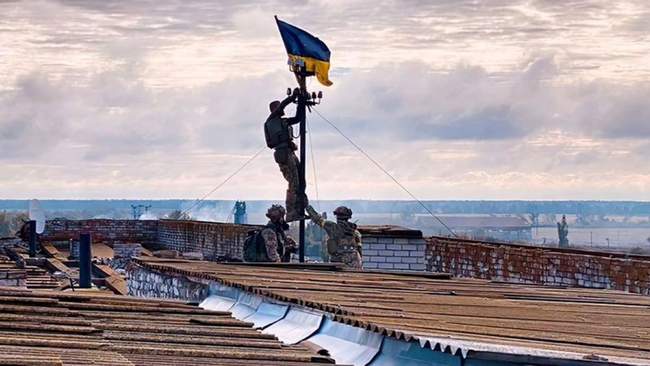 Ukrainian soldiers raise the flag over the liberated Vysokopillia. Photo: Andriy Yermak/Twitter