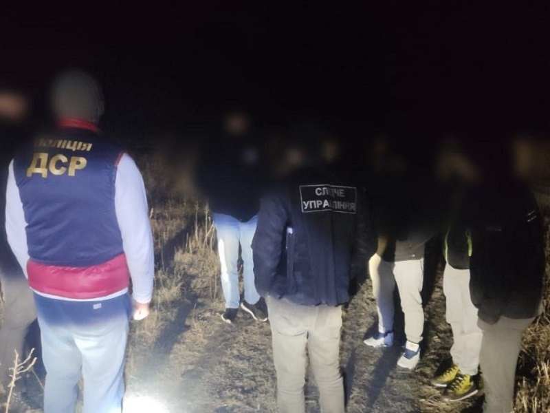 Поліцейські затримали групу перевізників ухилянтів через кордон