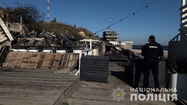 Правоохоронці вважають, що нічний клуб на одеському узбережжі підпалили