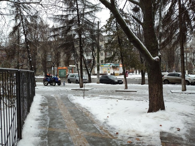 Через обледеніння контактної мережі в Одесі стали трамваї