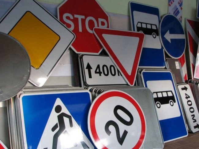 Укравтодор закликав демонтувати дорожні знаки на трасах країни
