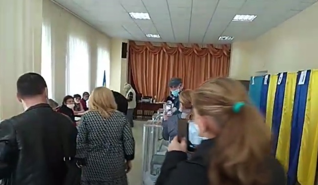 У Болграді Одеської області виборець порвав бюлетені після того як йому не дозволили голосувати за межами кабінки