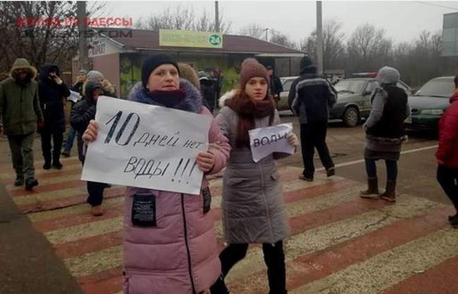 В Одессе требовали вернуть воду, перекрыв дорогу