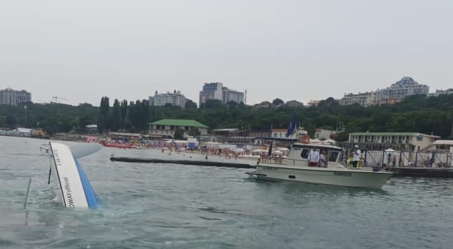 Біля узбережжя Одеси перекинулася яхта