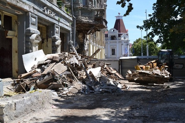 Реставраторы дома Руссова вывезли с территории и из подвалов здания более 900 тонн мусора