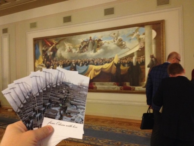 Одесские активисты раздавали нардепам открытки с фото поврежденной Потемкинской лестницы