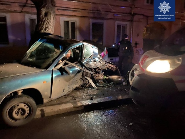 Заснув за кермом: в Одесі карета «швидкої» врізалася у таксі