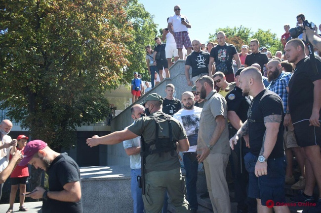 На Потемкинской лестнице «Нацкорпус» столкнулся с депутатами-«оппозиционерами»