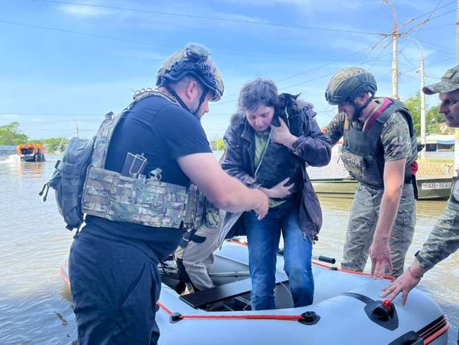 Одеські гвардійці допомагають з евакуацією на Херсонщині. Фото: НГУ