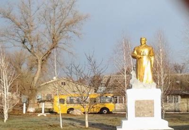 Фрунзовский район лишится 7 памятников коммунистическим героям