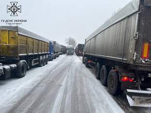 Через затор із вантажівок на трасі Одеса-Рені застряг автобус