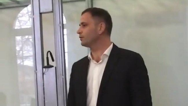 Суд отказался арестовывать и отстранять от должности подозреваемого в избиении человека мэра Болграда
