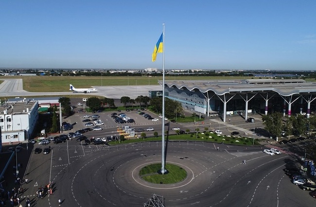 Біля аеропорту підняли найбільший прапор України в Одесі