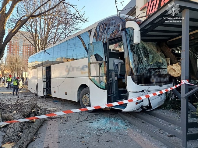 Рейсовий автобус протаранив вітрину та чотири автівки в Одесі