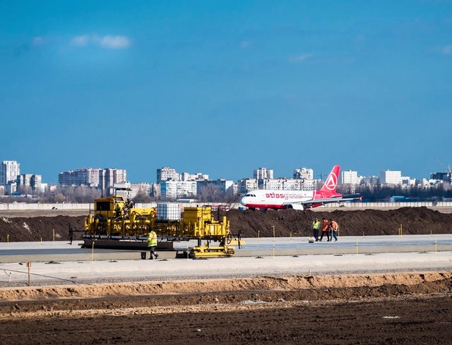 Подрядчик отрапортовал о готовности взлетно-посадочной полосы Одесского аэропорта наполовину