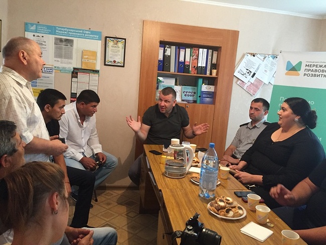 «Кава з поліцейськими»:  в Татарбунарах неформально обговорили безпеку з ромською громадою міста