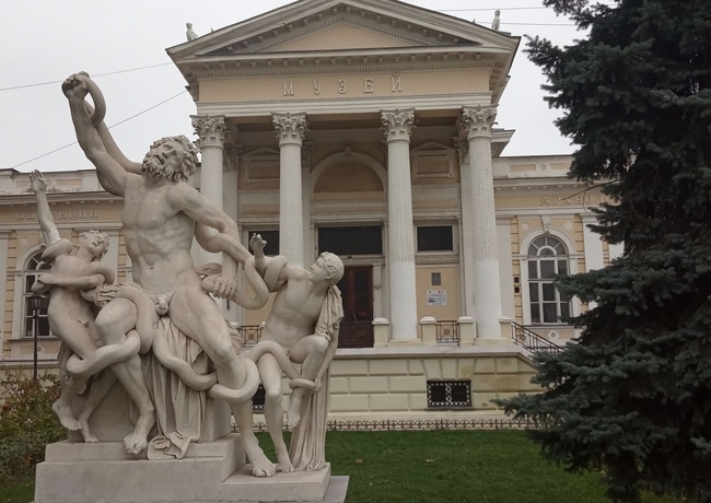 Найстаріший в Україні археологічний музей збирає кошти на ремонт сходів та ґанку