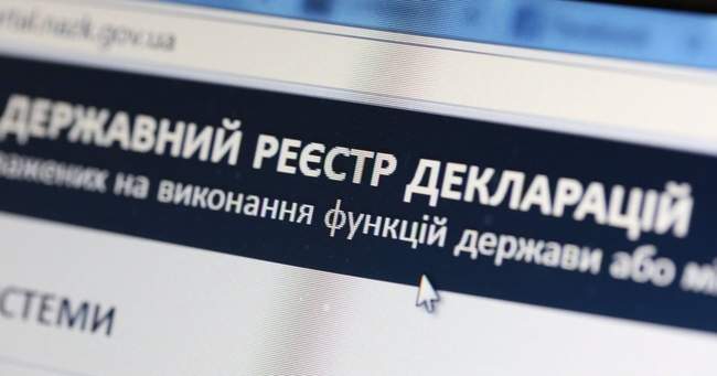 Парламент дозволив посадовцям отримувати коштовні подарунки, якщо вони віддаватимуть їх ЗСУ