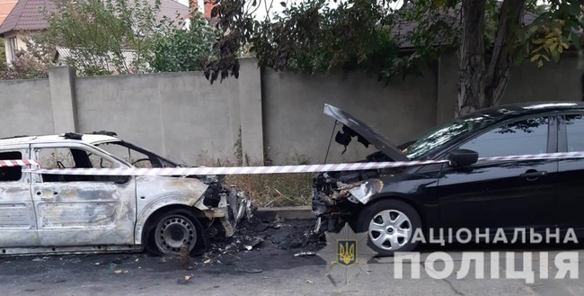 В Одесі згоріли дві автівки: поліція не виключає підпал