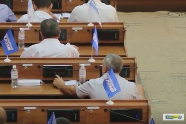 "Кнопкодавство" на сессии Одесского областного совета: депутаты продолжают "спасать" коллег