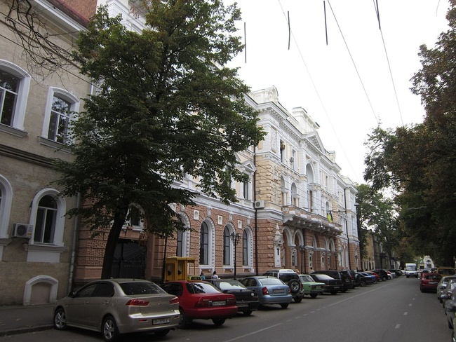 В центре Одессы реконструкторы уронили кирпич на голову прохожему