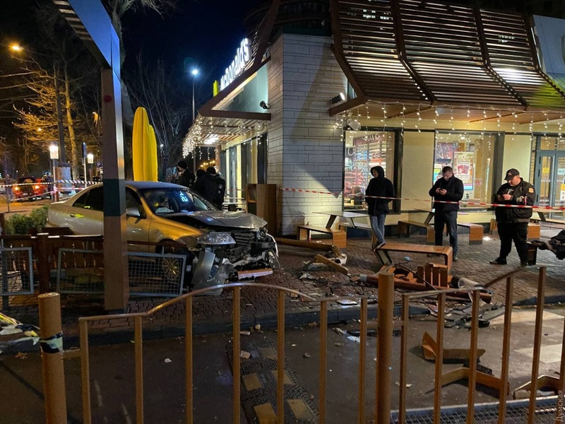 Постраждала жінка: водій автівки в Одесі в'їхав у літній майданчик кафе