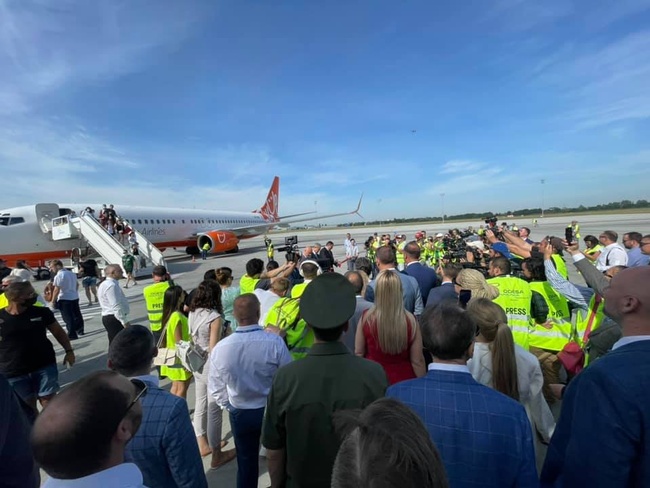 Нова злітно-посадкова смуга одеського аеропорту прийняла перший літак
