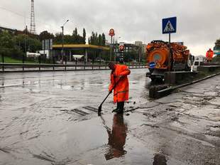 На улицах Одессы из-за непогоды работают аварийные бригады