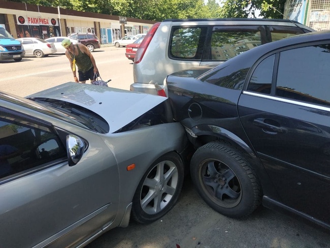 На Котовського сталася аварія за участі маршрутки та чотирьох легковиків, а на Миколаївській дорозі зіштовхнулися чотири авто