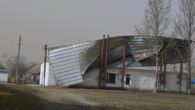 В Одессе ждут шквального ветра, а в Беляевке он сорвал крыши
