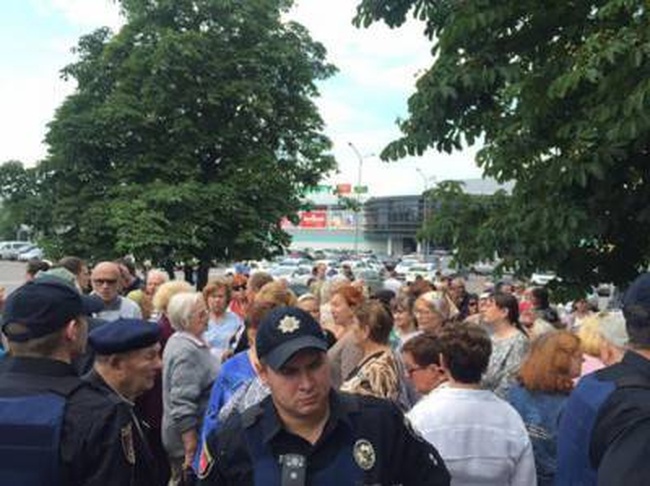 Одесситы митинговали из-за переименования проспекта Маршала Жукова