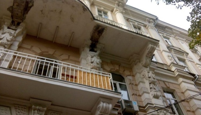 На здании в центре Одессы обвалился балкон