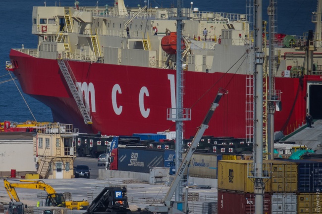 В порту Одессы разгрузили 175 тонн оружия из США