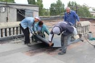 В Белгороде-Днестровском от имени кандидата в мэры чинят крыши и ремонтируют подъезды