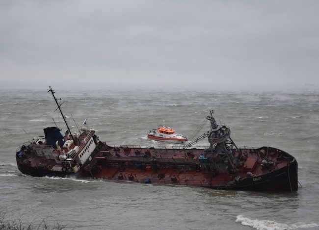 Ликвидировать разлившуюся из танкера Delfi нефть не могут из-за шторма