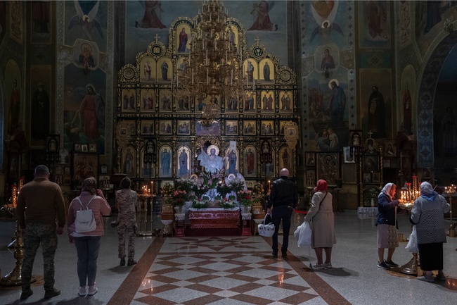 Віряни прийшли на Богослужіння до Свято - Троїцького собору у Краматорську. Фото: Вінсент Хайгес