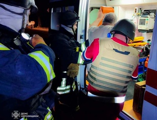 У Херсоні рятувальники допомогли постраждалому після обстрілу
