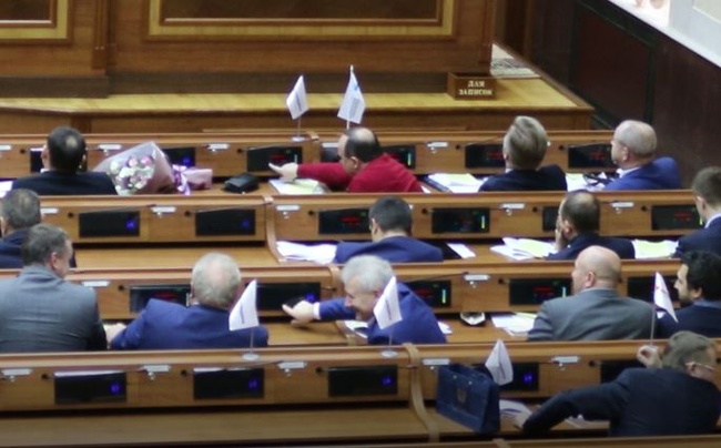 Как депутаты Одесского облсовета "подстраховывают" коллег и "кнопкодавят"