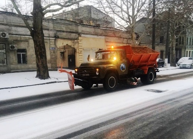 Снег на улицах Одессы чистят две тысячи человек и 80 машин