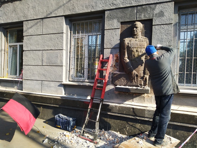Один из последних: со здания военкомата в Одессе сбивают барельеф Жукову
