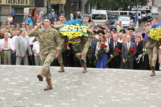 Городской голова Одессы распорядился увеличить на 35 тысяч гривень затраты на цветы
