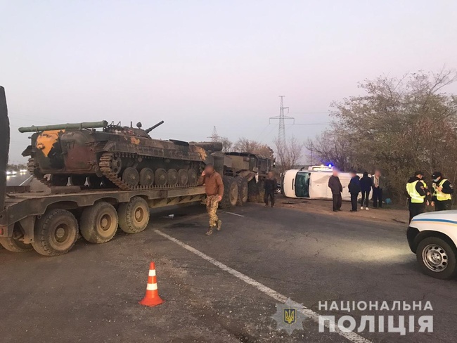 В Одеській області тягач з БМП протаранив мікроавтобус