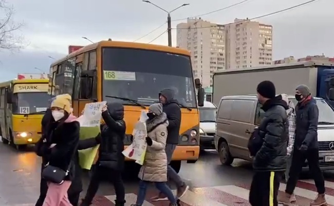Мешканці житлового комплексу в Одесі перекрили зранку вулицю