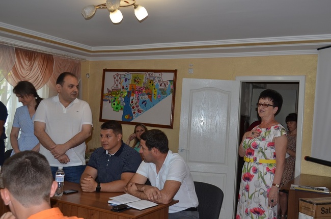 Кандидаты в народные депутаты в Одесской области «поздравили» учителей цветами и подарком